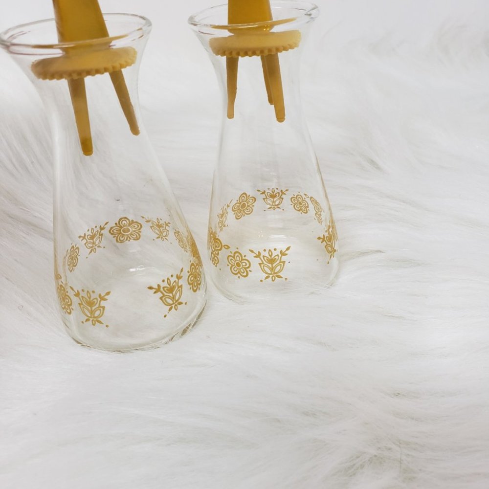 Vintage Pyrex Hourglass Salt And Pepper Shaker Set - Picture 2 of 8